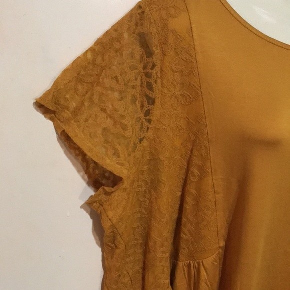 Kate & Mallory Lace Detailed Hi-Lo Top - NWOT - Picture 2 of 6